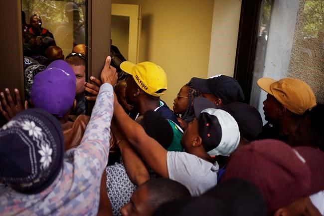 Protesters throw excrement at South African university | iNFOnews.ca Protesters throw excrement at South African university | iNFOnews.ca