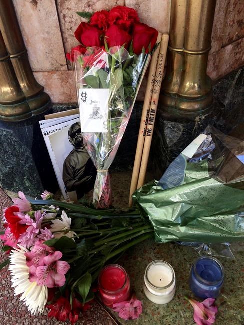 Musician collapses during birthday concert finale and dies | iNFOnews.ca