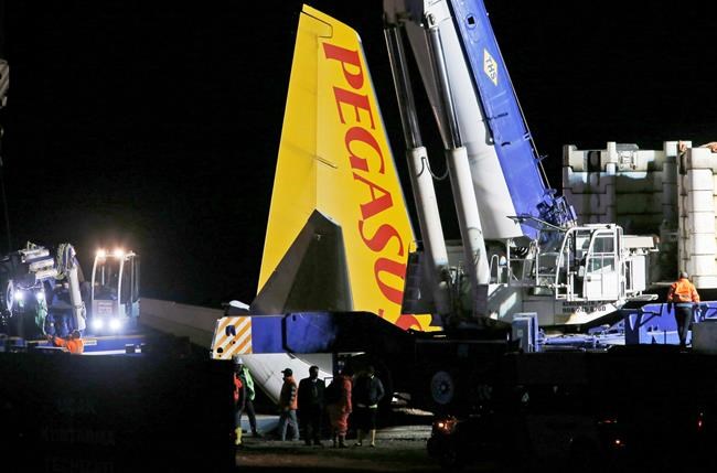 Turkey uses large crane to remove skidded plane from slope | iNFOnews.ca Turkey uses large crane to remove skidded plane from slope | iNFOnews.ca