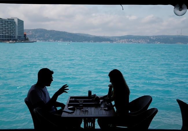 Microscopic organisms turn Istanbul shores turquoise | iNFOnews.ca Microscopic organisms turn Istanbul shores turquoise | iNFOnews.ca