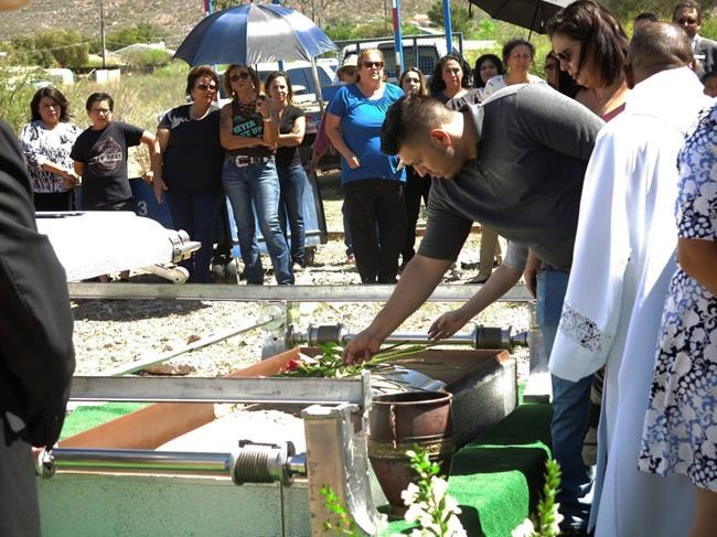 2 Arizona children found dead in car seats laid to rest | iNFOnews.ca