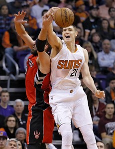 Bledsoe, Dragic, Thomas lead Phoenix to blowout of Toronto 125-109 | iNFOnews.ca