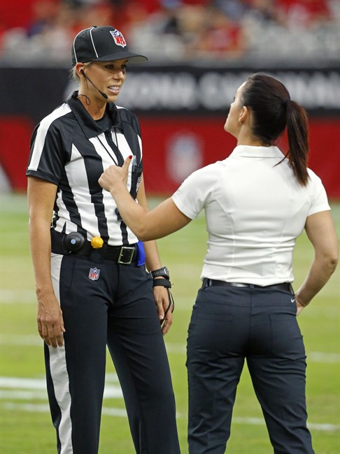 Arizona's Welter first woman to coach NFL game, Thomas works first game as full-time official | iNFOnews.ca