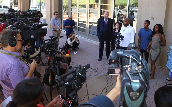 Couple want officers fired who pointed guns over shoplifting | iNFOnews.ca