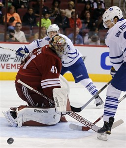 Smith stops 28 shots, Coyotes hold off Maple Leafs 3-2 after nearly blowing early lead | iNFOnews.ca