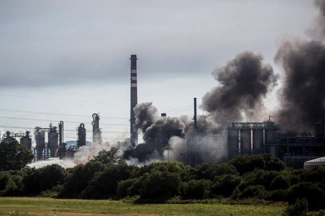 Petrochemical fire spews thick black smoke in southern Spain | iNFOnews.ca Petrochemical fire spews thick black smoke in southern Spain | iNFOnews.ca