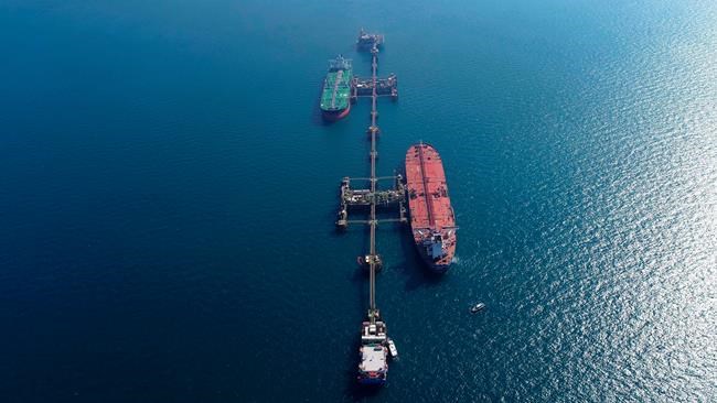 Iraq explosives experts working to defuse mine on oil tanker | iNFOnews.ca Iraq explosives experts working to defuse mine on oil tanker | iNFOnews.ca