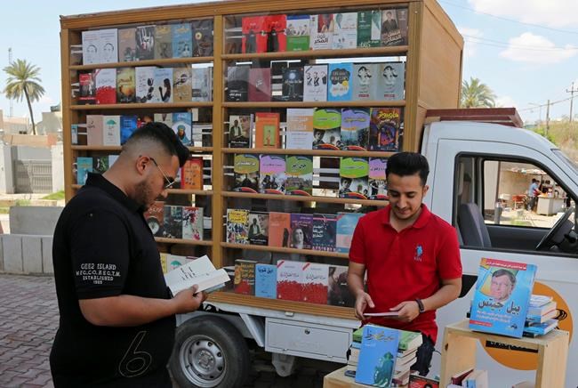 Bookstore on wheels turns heads in Baghdad | iNFOnews.ca CP84726810