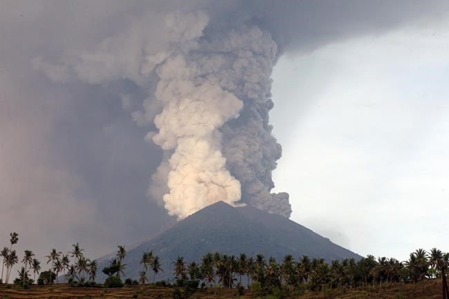 Tens of thousands stranded as Bali volcano closes airport | iNFOnews.ca
