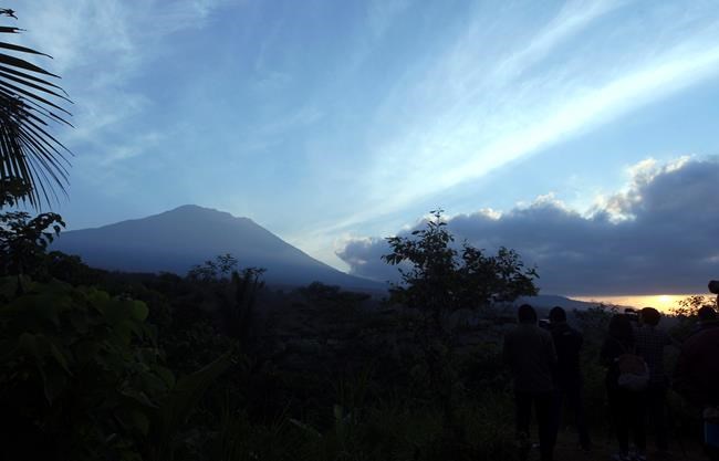 The Latest: Evacuees get meals at temporary camps on Bali | iNFOnews.ca