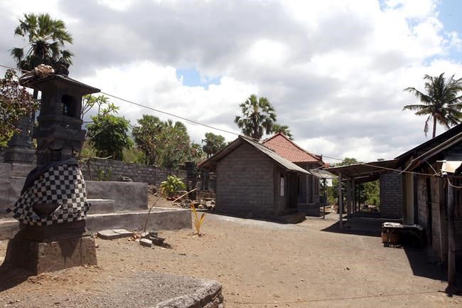 Tradition pulls some to Bali volcano, others refuse to leave | iNFOnews.ca