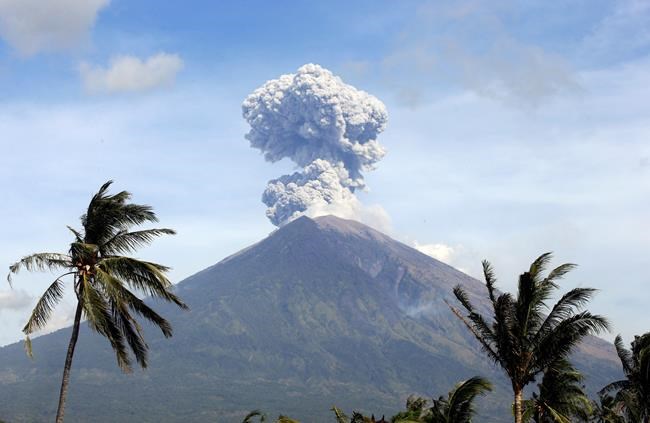Bali volcano hurls lava and ash, airport unaffected | iNFOnews.ca Bali volcano hurls lava and ash, airport unaffected | iNFOnews.ca