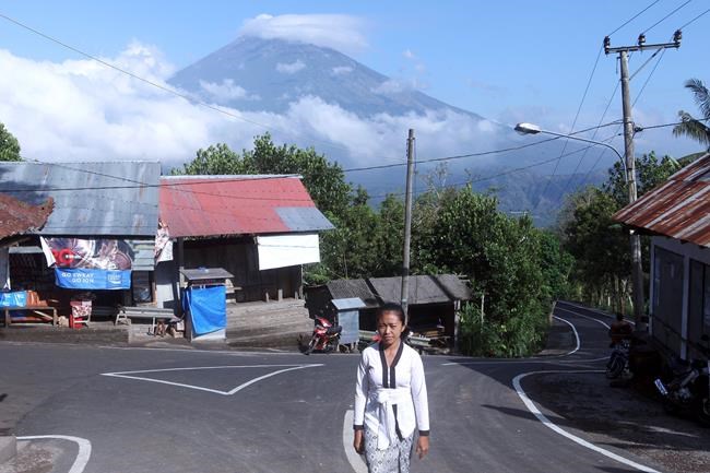 Fears of Bali volcano eruption spark exodus of 75,000 | iNFOnews.ca