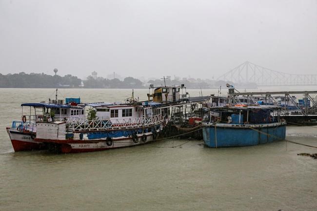 Hundreds of thousands evacuated as cyclone hits Bangladesh | iNFOnews.ca