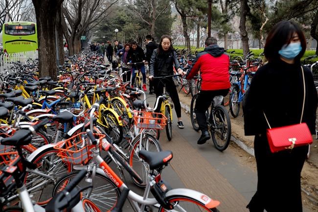 Bike-sharing rivalry crowds Beijing's sidewalks | iNFOnews.ca Bike-sharing rivalry crowds Beijing's sidewalks | iNFOnews.ca