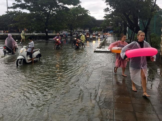 25 dead, 1 million affected by floods in southern Thailand | iNFOnews.ca