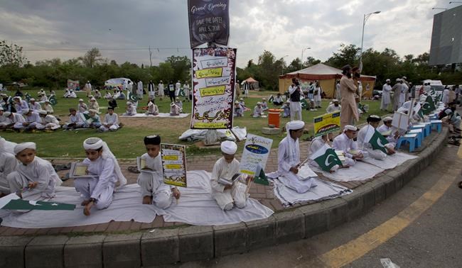 Pakistan students pray for victims of airstrike in Kunduz | iNFOnews.ca