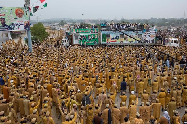 Pakistani Islamists camp out in Islamabad, urge PM to quit | iNFOnews.ca