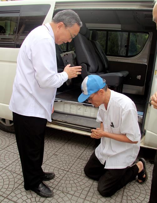 Vietnam frees jailed dissident priest ahead of Obama's visit | iNFOnews.ca