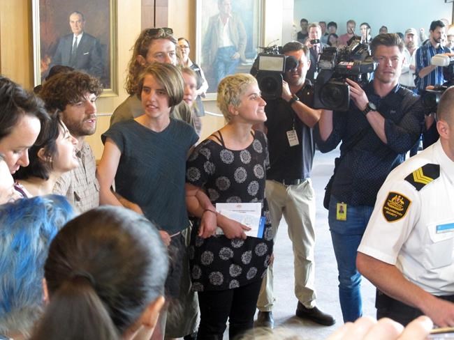 Protesters against Aussie refugee treatment delay Parliament | iNFOnews.ca