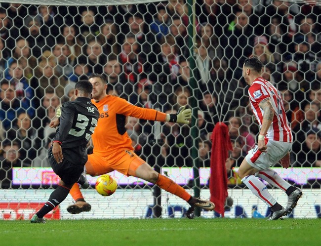 Liverpool beats Stoke 1-0 in League Cup semi 1st leg but Coutinho and Lovren hurt hamstrings | iNFOnews.ca CP35906997