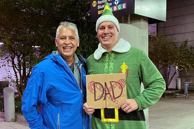 Scene from 'Elf' comes to life as Buddy meets dad in Boston | iNFOnews.ca