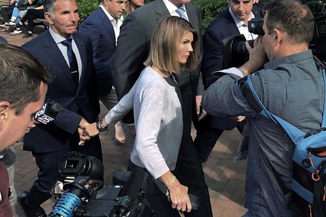Loughlin, Giannulli to fight new charges in admissions case | iNFOnews.ca