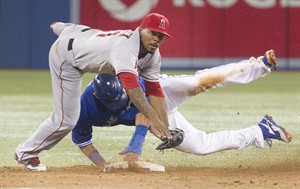Trumbo homers, triples to lead Los Angeles Angels over Toronto Blue Jays 9-7 | iNFOnews.ca CP19238783