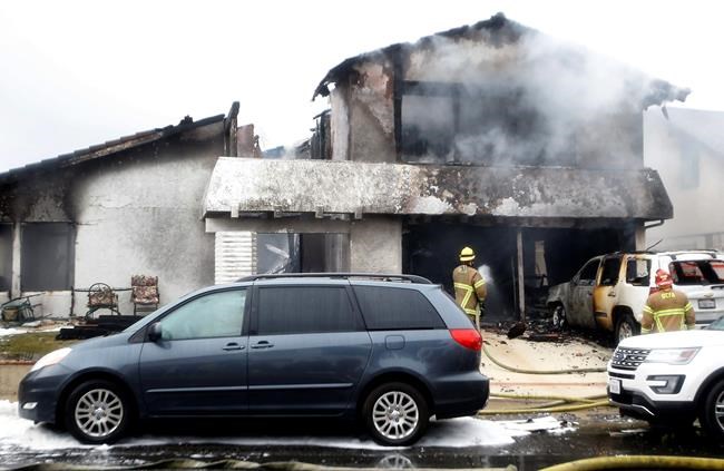 Plane breaks apart in California, killing 5 and injuring 2 | iNFOnews.ca