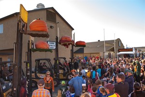 Plumpest pumpkin: 2,058-pound gourd sets record at Northern California competition | iNFOnews.ca CP30271221