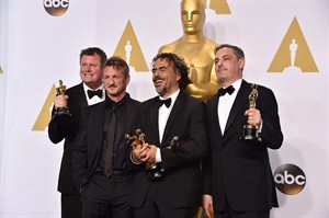'Best Picture' award, Penn's quip put focus on Mexico at Oscars' crowning moment | iNFOnews.ca CP32019294
