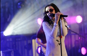 Pop star Charli XCX surprises students by performing at California school homecoming dance | iNFOnews.ca CP30399231