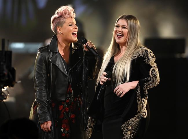 Musicians unite at AMAs in wake of tumultuous year | iNFOnews.ca Musicians unite at AMAs in wake of tumultuous year | iNFOnews.ca