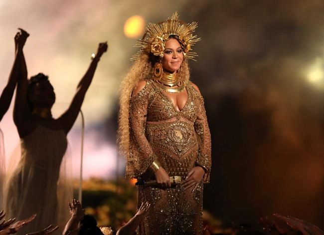 Grammys fashion: CeeLo goes gold, Lada Gaga goes bitty | iNFOnews.ca CP1773451671