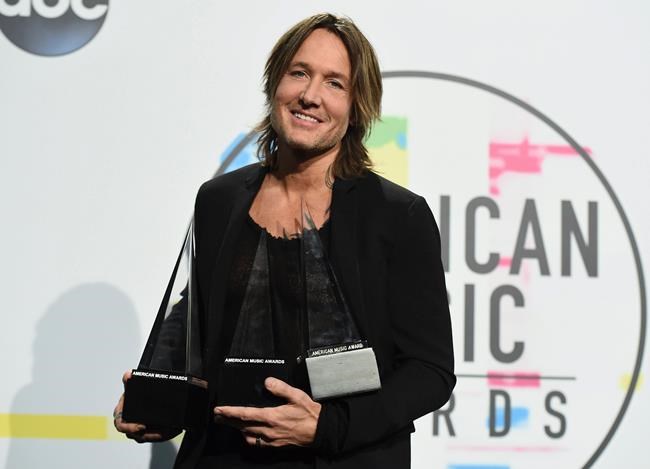 List of winners at the 2017 American Music Awards | iNFOnews.ca