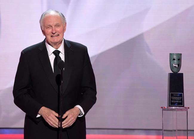 Alda gets emotional on acting in SAG life-achievement speech | iNFOnews.ca