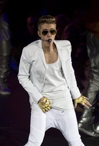 Justin Bieber recovering after fainting backstage at London concert | iNFOnews.ca Justin Bieber recovering after fainting backstage at London concert | iNFOnews.ca