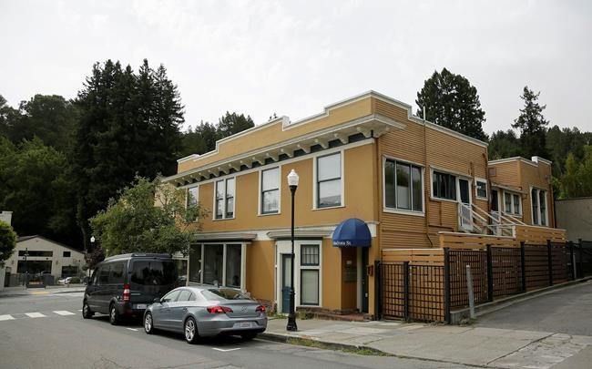 The Latest: Doctor called to help Prince is pain specialist | iNFOnews.ca