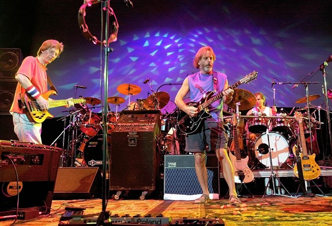 Grateful Dead do best to fill the air with song, find footing in first of 5 final shows | iNFOnews.ca CP33642282
