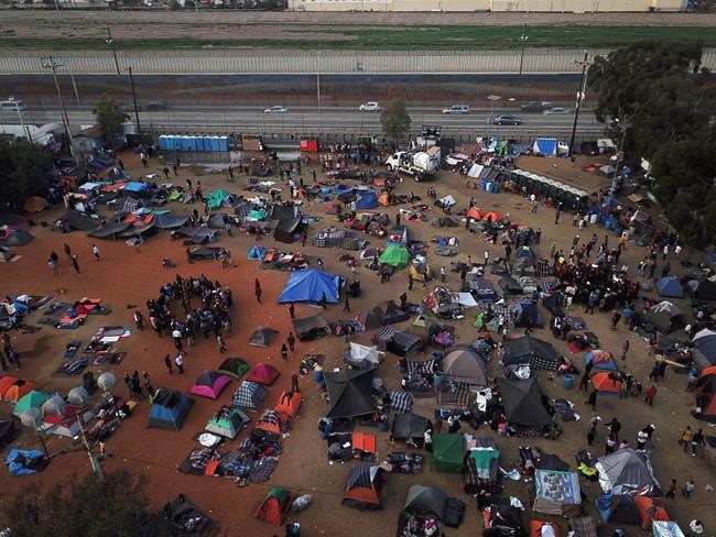 Honduran woman in migrant caravan gives birth in US | iNFOnews.ca CP1812094351
