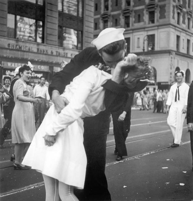 Woman in iconic V-J Day Times Square kiss photo dies at 92 | iNFOnews.ca