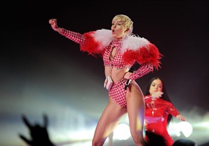 Miley Cyrus postpones 2 European concert dates due to continued severe allergic reaction | iNFOnews.ca CP28194431