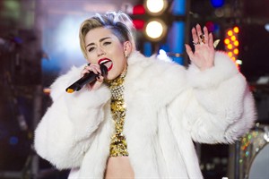 Miley Cyrus says she'll prioritize live singing over dance routines on 'Bangerz' tour | iNFOnews.ca CP27032716