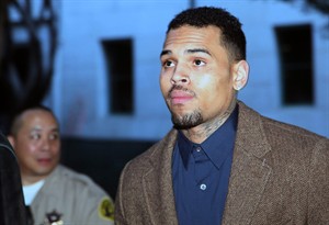 Judge rejects DA's request to jail Chris Brown, tells singer to remain in treatment | iNFOnews.ca CP27064507