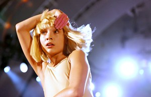 Showing face or not, hit songwriter Sia heads to centre stage at Grammys as pop star | iNFOnews.ca CP31747053