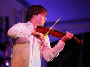 Violinist Joshua Bell returning for do-over performance in DC Metro station after 2007 stunt | iNFOnews.ca CP30009337