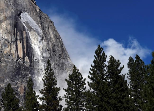 Yosemite's El Capitan scarred after 2 days of rock falls | iNFOnews.ca CP1619005858