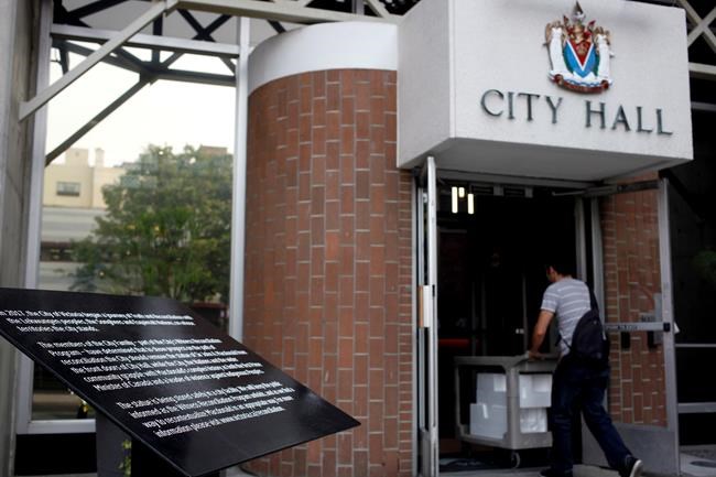 Plaque replacing Sir John A. Macdonald statue defaced, Victoria keeping monument | iNFOnews.ca