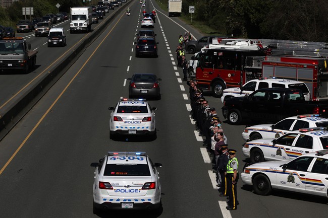 Fallen B.C. RCMP officer commemorated during Vancouver Island procession | iNFOnews.ca CP37013614