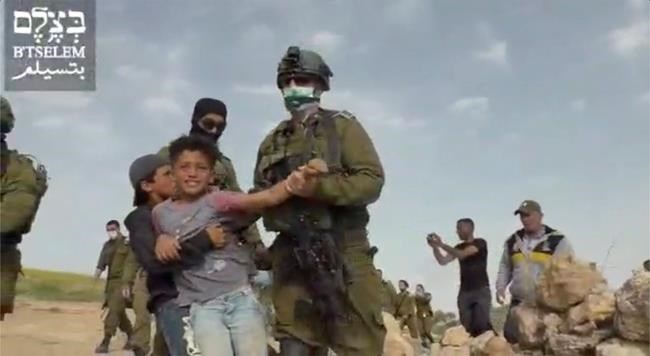 Video shows Israeli troops detaining Palestinian children | iNFOnews.ca CP1106567572